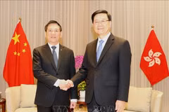 Le vice-Premier ministre vietnamien Ho Duc Phoc (à gauche) et le chef de l’exécutif de la Région administrative spéciale (RAS) de Hong Kong (Chine), John Lee Ka-chiu. Photo : VNA