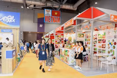 Espace d'exposition des entreprises vietnamiennes présentes au salon. Photo : VNA