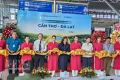 Lors de la cérémonie d'inauguration de la liaison aérienne Can Tho-Da Lat. Photo : VNA