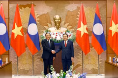 Le président de l'Assemblée nationale (AN) du Vietnam, Tran Thanh Man (à droite) et le Premier ministre lao, Sonexay Siphandone. Photo : VNA