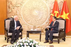 Le Hoai Trung, membre du Comité central du Parti et chef de la Commission centrale des relations extérieures du Parti (droite) et Riad Malki, conseiller aux affaires internationales et envoyé spécial du président palestinien. Photo: VNA