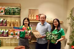 « Vitalité des produits vietnamiens » met en lumière une sélection rigoureuse de denrées emblématiques, issues de filières de production transparentes, telles que les nids de salangane de Khanh Hoa, les noix de macadamia Truong Giang de Lai Chau, ou encore les produits à base de Solanum procumbens de la marque Sadu. Photo : VNA