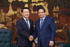 Le Premier ministre Pham Minh Chinh (droite) et Saleumxay Kommasith, vice-Premier ministre et chef de la Commission centrale de réforme des entreprises publiques du Parti populaire révolutionnaire lao. Photo: VNA