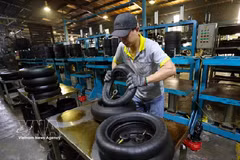 La production de pneus de moto a lieu dans l'usine de CAMEL Vietnam Rubber Co., Ltd., une entreprise détenue à 100 % par des capitaux thaïlandais et située dans la zone économique de la porte frontalière internationale de Lao Bao, dans la province de Quang Tri. (Photo : VNA)