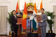 Les hauts dirigeants vietnamien et indien assistent à la remise des documents de coopération bilatérale. Photo : VNA