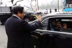 Le Premier ministre vietnamien salue son homologue éthiopien. Photo : VNA