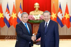 Le secrétaire général du Parti communiste du Vietnam et président de la République, To Lam (droite) et le Premier ministre cambodgien Hun Manet. Photo: VNA