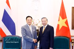 Le secrétaire général du Parti communiste du Vietnam et président de la République, To Lam (droite) reçoit le Premier ministre thaïlandais Anutin Charnvirakul. Photo: VNA