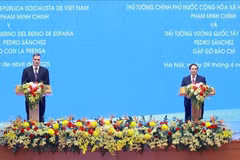 Le Premier ministre vietnamien Pham Minh Chinh et son homologue espagnol Pedro Sanchez co-président le 9 avril à Hanoï une conférence de presse conjointe. Photo : VNA