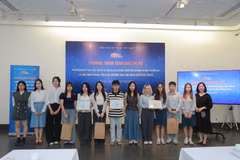 Les dirigeants du Musée des Beaux-Arts du Vietnam offrent des cadeaux aux utilisateurs de Facebook et de TikTok. Photo : fournie par le Musée.