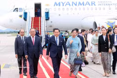 Le président du Myanmar, Min Aung Hlaing, et son épouse Kyu Kyu Hla arrivent à Hanoï. Photo : VNA