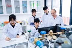 Les doctorants sont considérés comme une force de recherche essentielle, directement impliquée dans la réalisation de percées scientifiques, technologiques et d’innovation.. Photo : VNA