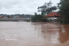 Le niveau de la rivière Ky Cung (province de Lang Son) a dépassé le seuil d’alerte III dans la matinée du 23 août 2026. Photo : VNA