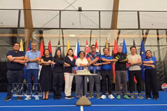 À Bruxelles, les ambassadeurs des pays membres de l’ASEAN effectuent la poignée de main emblématique du bloc, symbole de sa solidarité. Photo : VNA