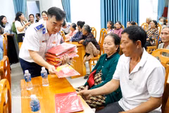 Le Commandement de la Région 3 de la Garde-côte remet des drapeaux nationaux aux pêcheurs du quartier de Tien Thanh (province de Lam Dong). Photo : VNA
