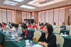 Des experts et de jeunes Chinois découvrent les activités révolutionnaires du Président Hô Chi Minh. Photo : VNA