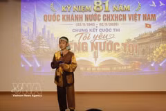 Duc An, 8 ans, interprète la chanson « J’apporte à manger à ma mère aux champs ». Photo : VNA