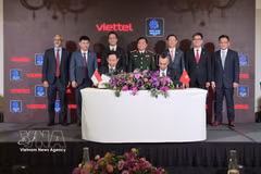 Le 4 février 2026, le groupe Viettel a inauguré son bureau de représentation à Singapour. Un accord de coopération a été signé entre Viettel et Unicom. Photo : VNA