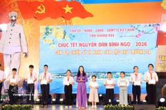 L'Union des femmes de la province de Khanh Hoa a octroyé des bourses d'études aux enfants des officiers et soldats en poste dans la zone spéciale de Truong Sa. Photo : VNA