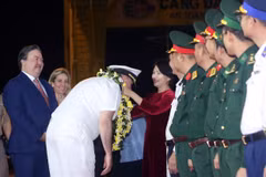Cérémonie d'accueil des officiers et marins de la Marine américaine en visite d’amitié à Dà Nang. Photo: VNA