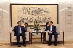 Le vice-ministre permanent vietnamien des Affaires étrangères, Nguyen Minh Vu (à gauche), rencontre le vice-ministre exécutif chinois des Affaires étrangères, Ma Zhaoxu. (Photo : baoquocte.vn)