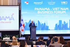 Le président José Raúl Mulino Quintero prend la parole au Forum d'affaires Vietnam – Panama à Hanoï. Photo : VNA