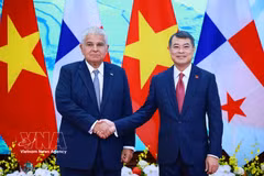 Le Premier ministre Le Minh Hung (à droite) rencontre le président de la République du Panama, José Raúl Mulino Quintero. Photo : VNA