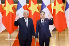 Le président de l'Assemblée nationale (AN) vietnamienne Tran Thanh Man (à droite) et le président de la République du Panama, José Raúl Mulino Quintero. Photo : VNA