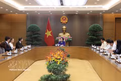 Dans l'après-midi du 7 octobre, la vice-Première ministre vietnamienne Pham Thi Thanh Tra a eu une séance de travail avec César Louis-Philip Marseille, directeur général de la société VAMED Engineering GmbH (Autriche) et membre du conseil d'administration du groupe VAMED+WWH (Allemagne). Photo : VNA