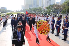 La délégation vietnamienne dépose une gerbe au Monument Commémoratif de Feu SM le Roi-Père Norodom Sihanouk à Phnom Penh. Photo : VNA.