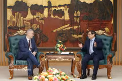 Le Premier ministre Pham Minh Chinh (droite) et l’ambassadeur de Belgique au Vietnam, Karl Van Den Bossche. Photo: VNA