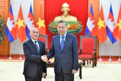 Le roi du Cambodge, Preah Bat Samdech Preah Boromneath Norodom Sihamoni (à gauche) lors de sa visite au Vietnam en novembre 2024 et le secrétaire général du Comité central du Parti communiste du Vietnam (PCV), To Lam. Photo : VNA