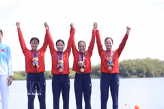 Le quatuor Pham Thi Ngoc Anh, Le Thi Hien, Ha Thi Vui và Du Thi Bong remporte la médaille de bronze dans l’épreuve du quatre de pointe féminin sans barreur en aviron. Photo: VNA