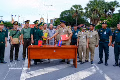 Des représentants des forces compétentes vietnamiennes et cambodgiennes coordonnent les procédures d’accueil des ressortissants vietnamiens au poste frontalier international de Binh Hiep. Photo: VNA