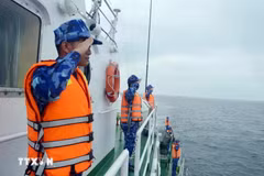 Des garde-côtes vietnamiens patrouillent dans les eaux au nord du golfe du Bac Bo. Photo : VNA