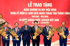 Le Secrétaire général du Parti et président de la République To Lam remet l’Ordre Hô Chi Minh à d’anciens dirigeants du Parti et de l’État. Photo: VNA