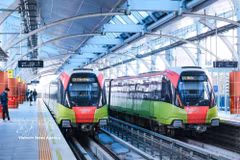 Les trains de la ligne de métro aérien Cau Giay-Nhon sont toujours ponctuels, offrant aux habitants un moyen de transport pratique. Photo: VNA