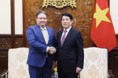 Le président de la République Luong Cuong (droite) et l’ambassadeur des États-Unis au Vietnam, Marc Knapper. Photo: VNA