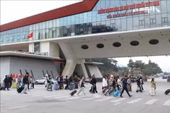 Des flux continus de touristes nationaux et internationaux au poste-frontière international de Huu Nghi ont été enregistrés en début d’année. Photo : VNA