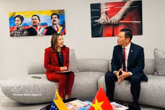 La ministre vénézuélienne du Tourisme, Daniella Cabello, et l’ambassadeur du Vietnam au Venezuela, Vu Trung My. Photo : VNA