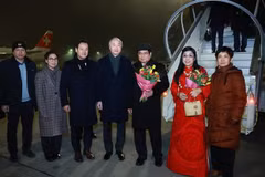 Le PM Pham Minh Chinh et son épouse sont arrivés à l'aéroport de Zurich. Photo: VNA