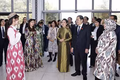 Le président de l'Assemblée nationale du Vietnam, Trân Thanh Mân, et son épouse, Nguyen Thi Thanh Nga, lors de leur visite à l’Université d'État des études orientales de Tachkent. Photo : VNA