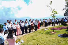 Une délégation de l'ambassade de Chine et des représentants de la province de Tay Ninh ont participé au programme de plantation d'arbres et de dons de l'amitié Vietnam-Chine au site touristique national du mont Ba Den. Photo : VNA