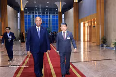 Le président de l’Assemblée nationale (AN) de Côte d’Ivoire, Patrick Achi (à gauche) a été accueilli à l'aéroport de Noi Bai par Vu Hai Ha, vice-président permanent de la Commission de la défense, de la sécurité et des affaires étrangères de l’AN vietnamienne. Photo : VNA