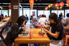 Des étudiants de l’Université des langues étrangères Kanda dégustent le pho vietnamien. Photo: VNA