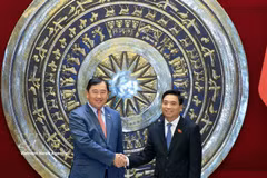 Le vice-président de l'Assemblée nationale, Nguyen Doan Anh, reçoit le président de la Commission des Relationx extérieures, de la Coopération internationale, de l'Information de l'Assemblée nationale cambodgienne. Photo : VNA