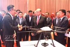 Le vice-Premier ministre et ministre cambodgien de la Fonction publique, Hun Many, (au centre), assiste à une présentation sur le drone cargo de Metfone Express. Photo : VNA