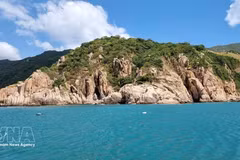 Avec près de 500 km de littoral et quatre baies emblématiques, Khanh Hoa mise sur « L’Odyssée des quatre baies » pour diversifier son offre, valoriser ses atouts naturels et culturels et renforcer son attractivité auprès des visiteurs internationaux. Photo : VNA