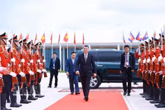 Le Premier ministre Le Minh Hung a achevé le 10 octobre sa visite officielle de deux jours au Cambodge. Photo : VNA