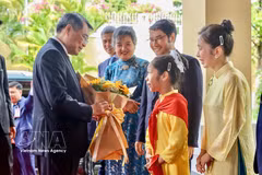 Le Premier ministre vietnamien Le Minh Hung et des représentants de la communauté d'origine vietnamienne, des cadres et employés des représentations vietnamiennes. Photo : VNA